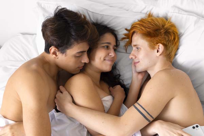 couples looking for threesome 